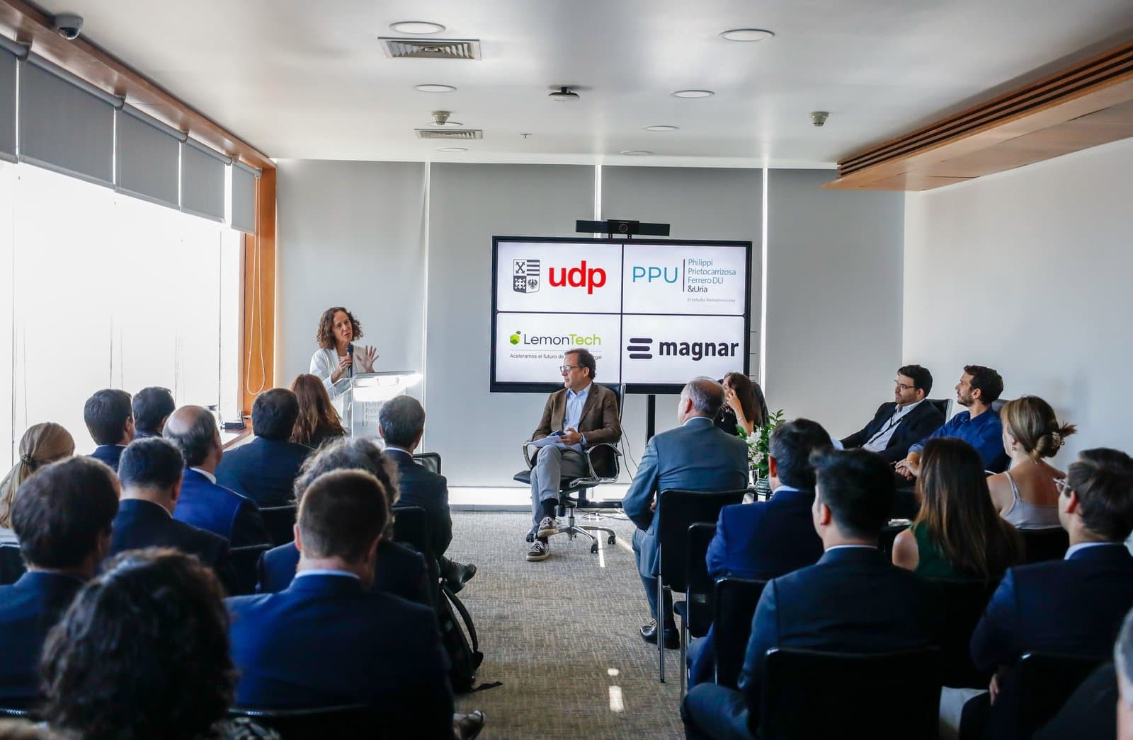 Fotografía de la cátedra sobre inteligencia artificial publicada por Alumni Derecho UDP